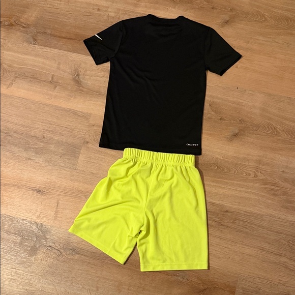 Nike Black and Neon Green Activewear Set - Picture 4 of 5